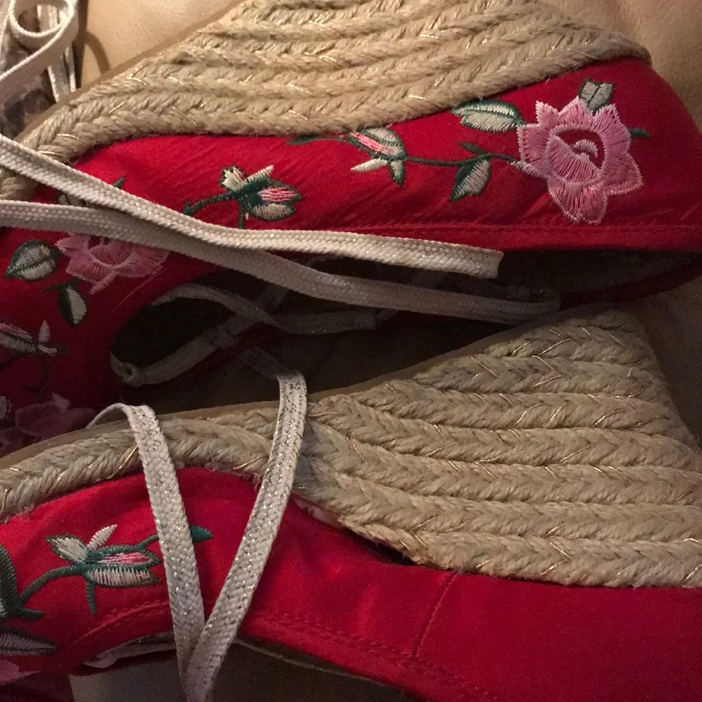 🤍 Embroidered red lace up shoes